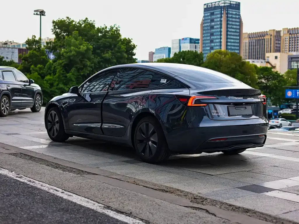 Tesla Model 3 — фото 10