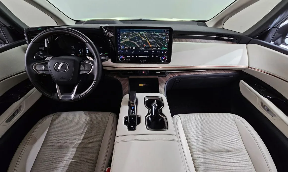 Lexus LM — фото 10