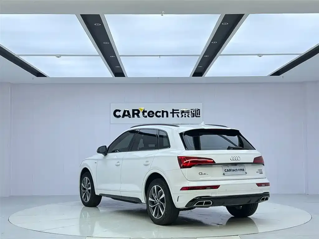 Audi Q5L — фото 9