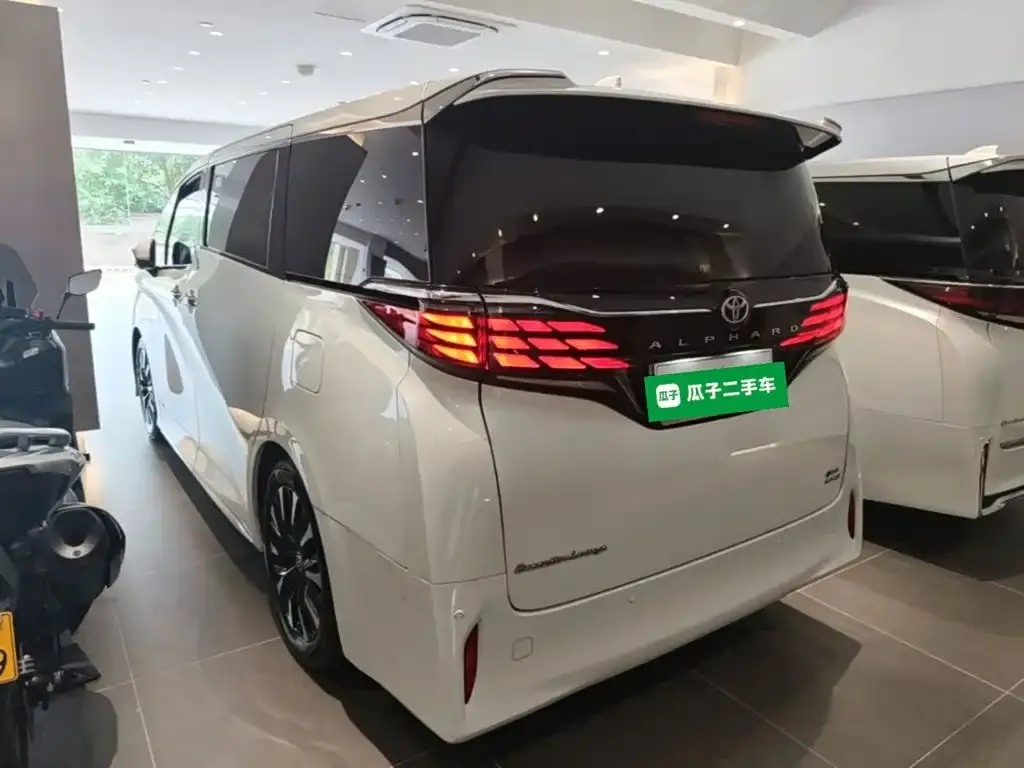 Toyota Alphard — фото 6