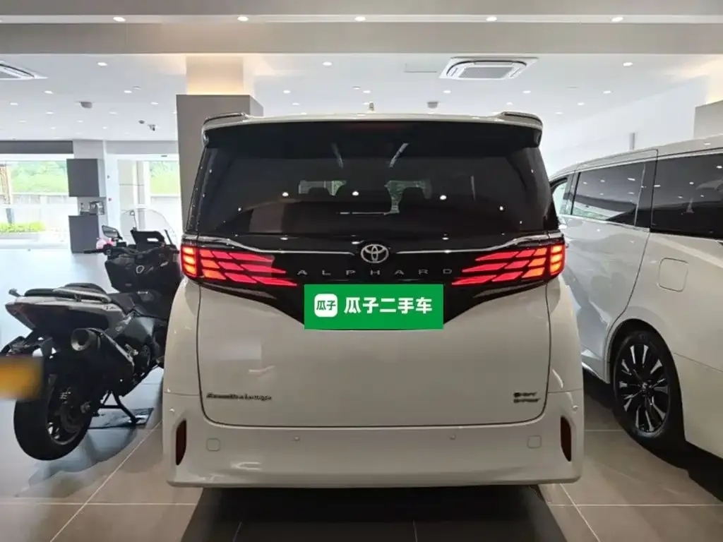 Toyota Alphard — фото 8