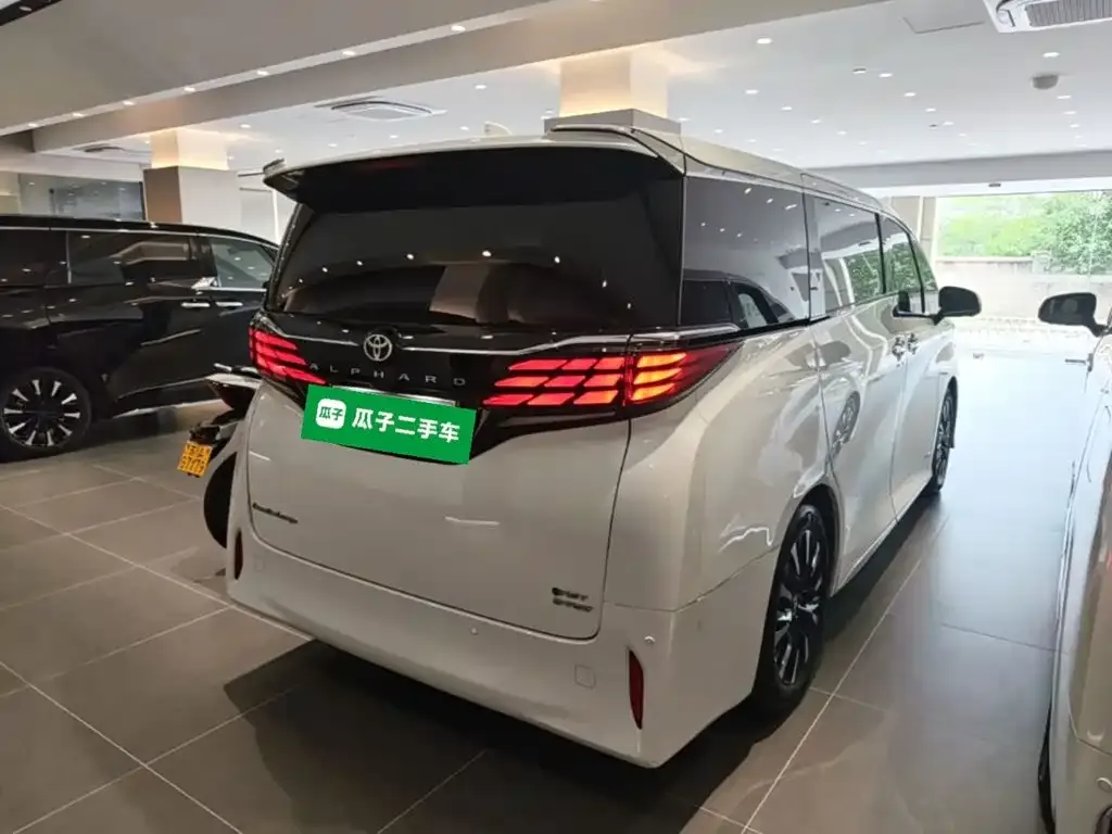 Toyota Alphard — фото 7