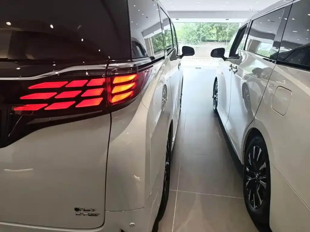 Toyota Alphard — фото 2