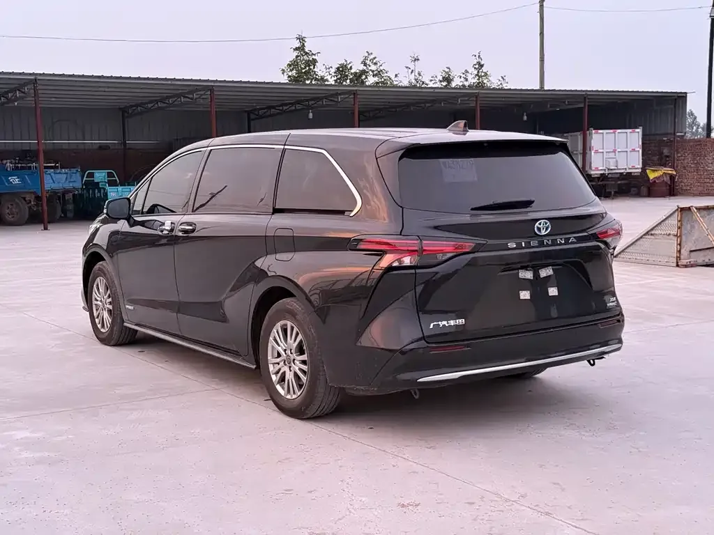 Toyota Sienna — фото 7