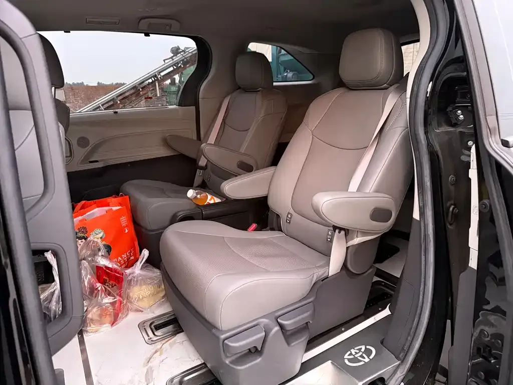 Toyota Sienna — фото 3