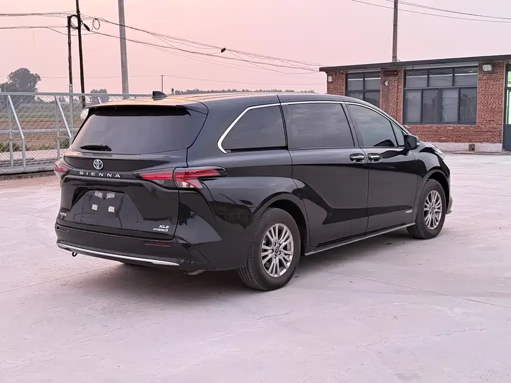 Toyota Sienna — фото 4