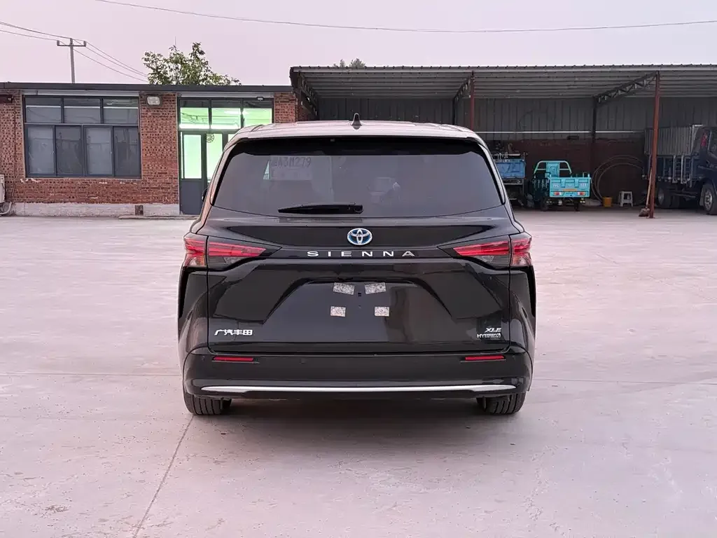 Toyota Sienna — фото 2