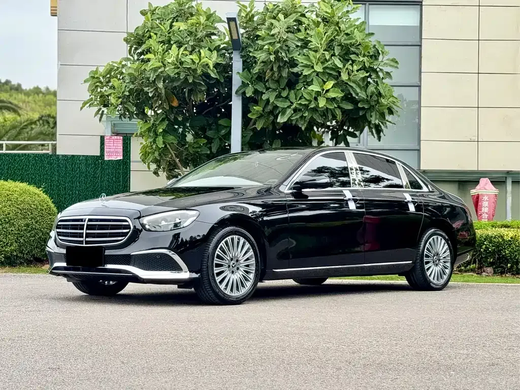 Mercedes-Benz E-Class — фото 1