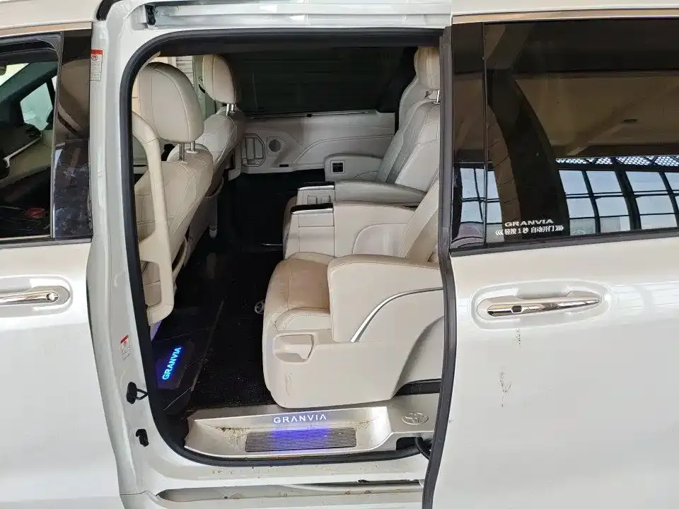 Toyota Granvia — фото 6