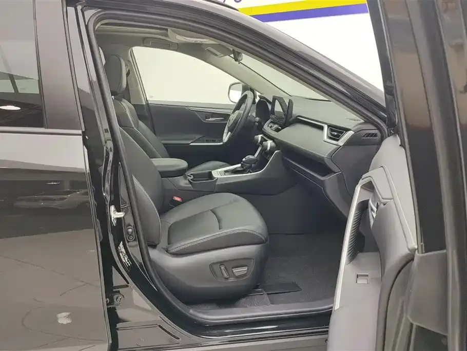 Toyota RAV4 — фото 10