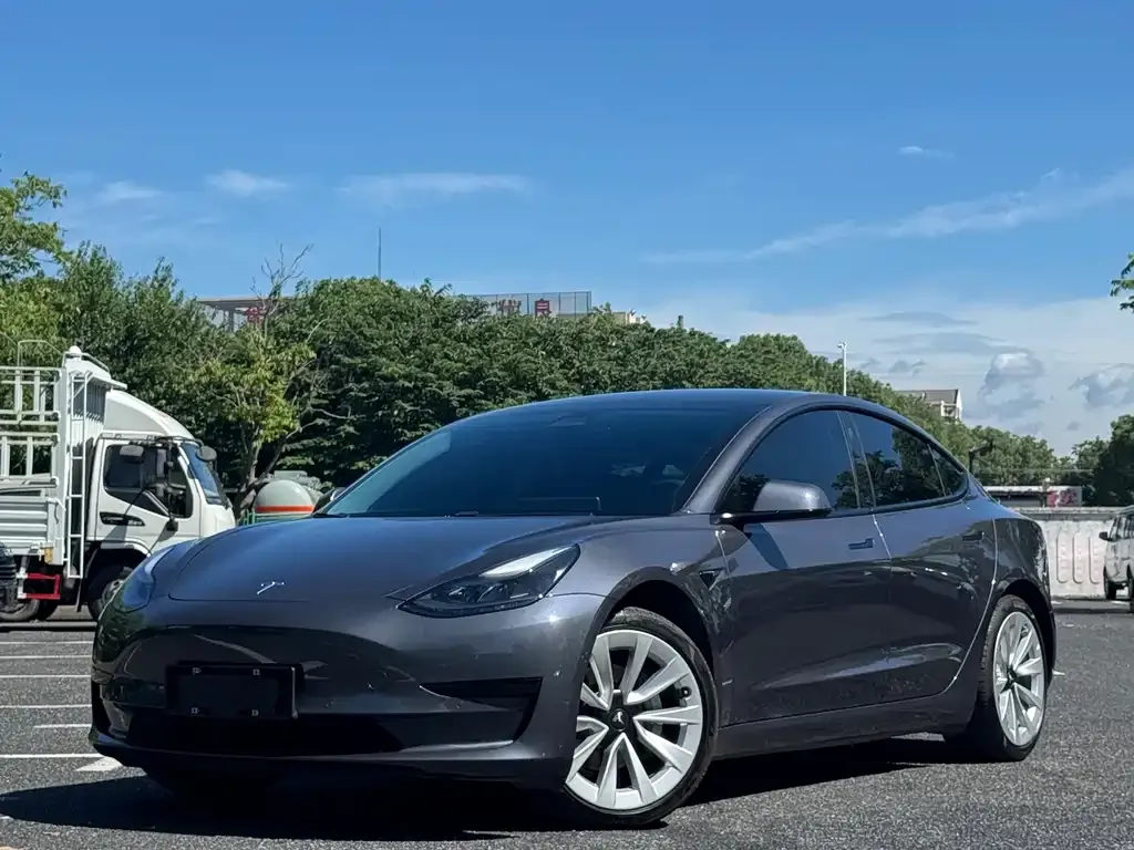 Tesla Model 3 — фото 1
