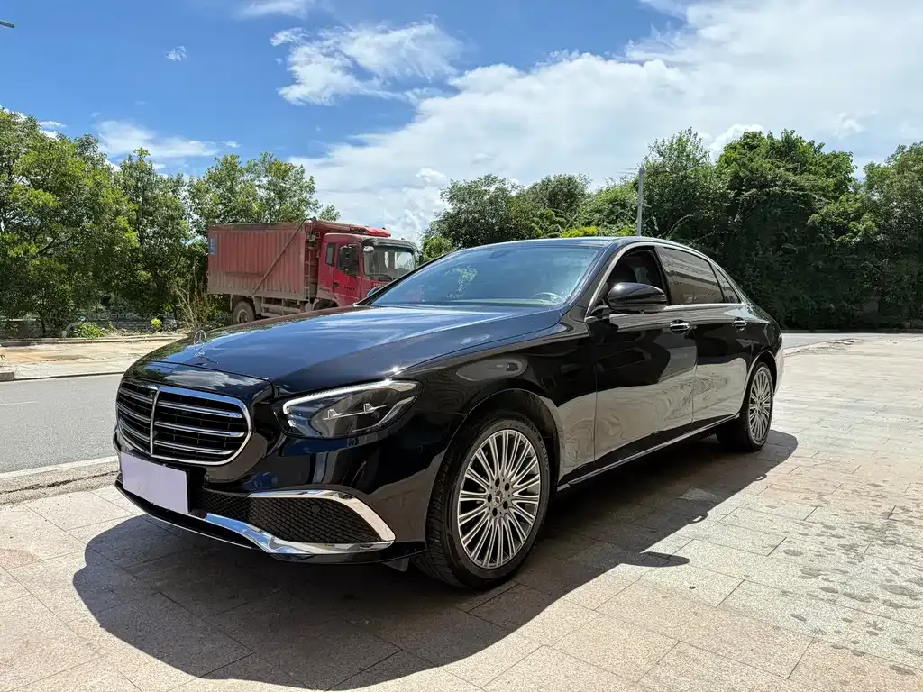 Mercedes-Benz E-Class — фото 1