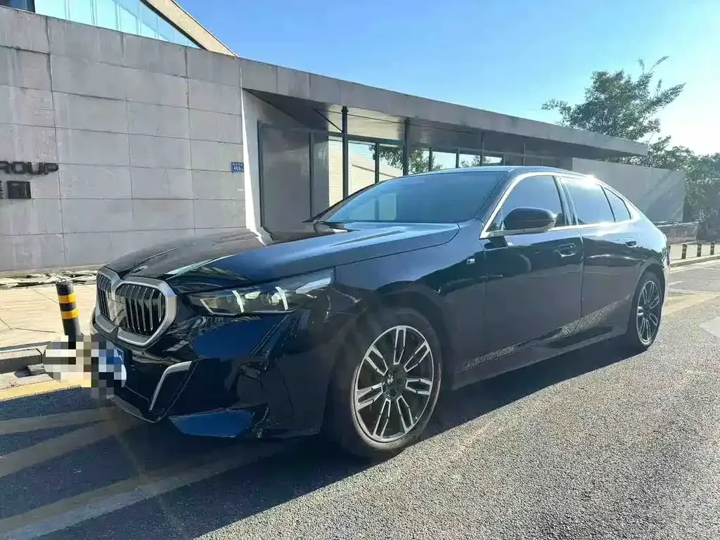BMW 5 Series — фото 1