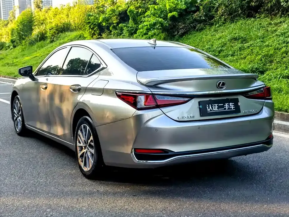 Lexus ES — фото 10