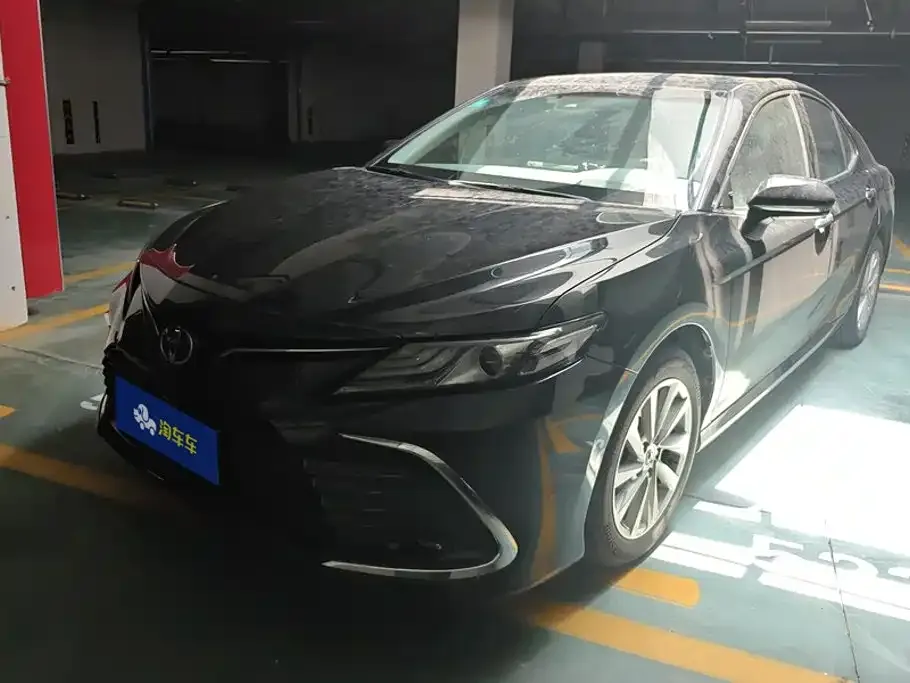 Toyota Camry — фото 1