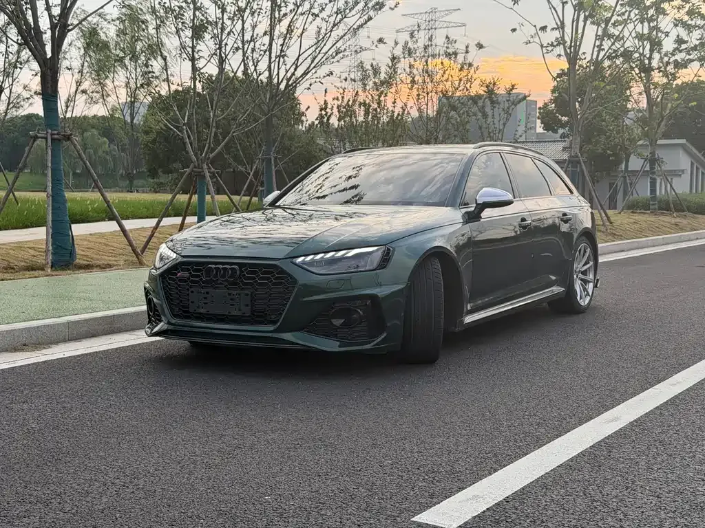 Audi RS 4 — фото 1