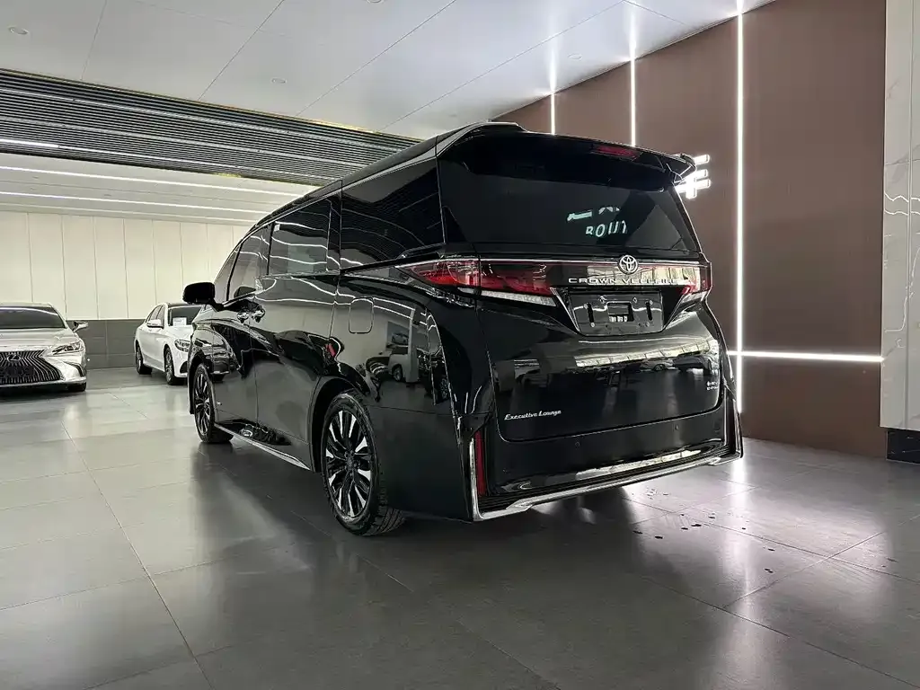 Toyota Vellfire — фото 4