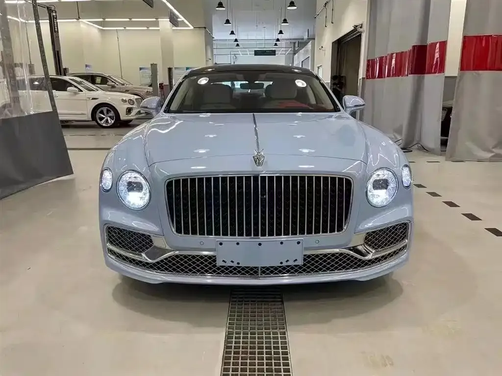 Bentley Flying Spur — фото 1