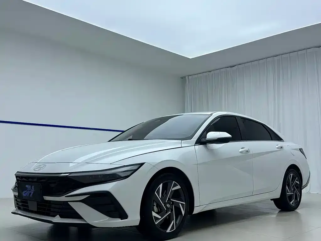 Hyundai Elantra — фото 1