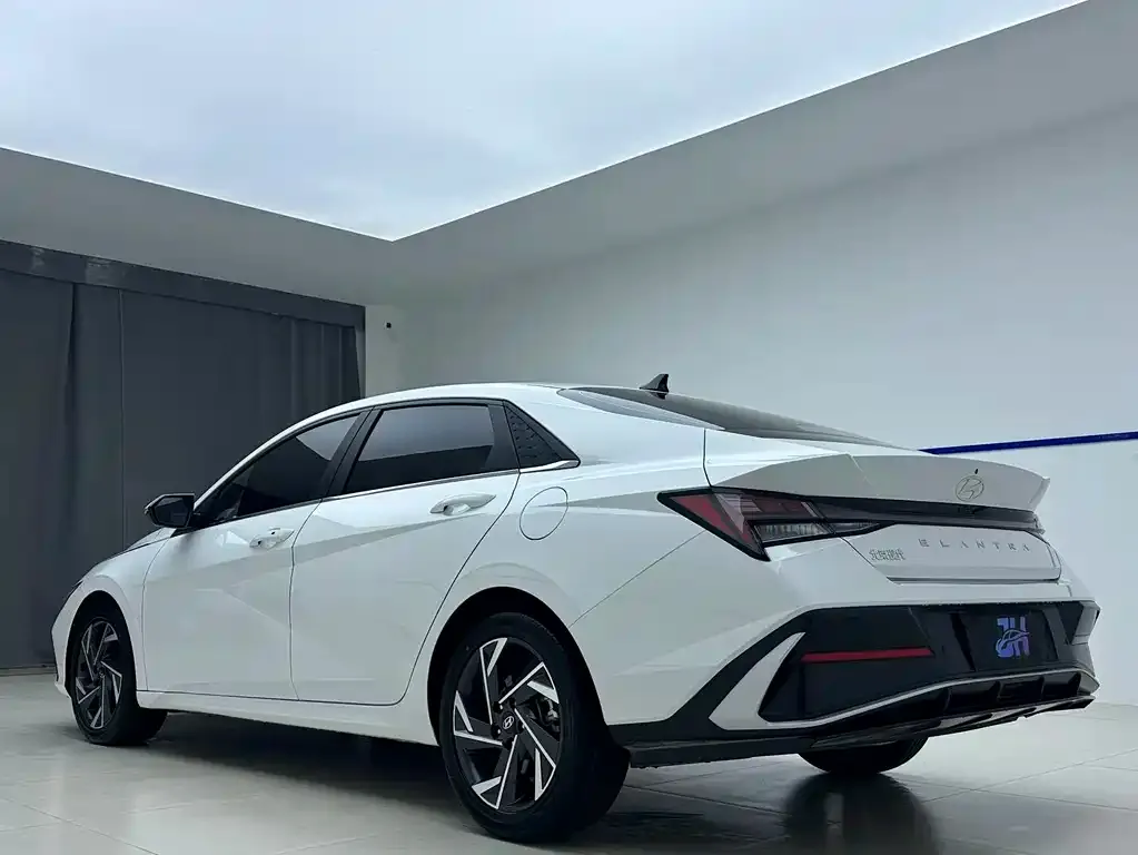 Hyundai Elantra — фото 6