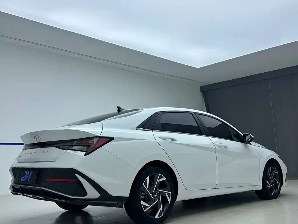 Hyundai Elantra — фото 3