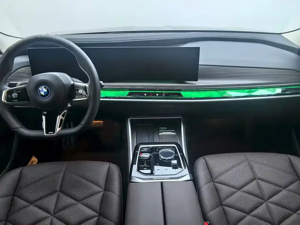BMW i7 — фото 7