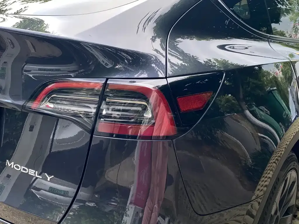 Tesla Model Y — фото 10