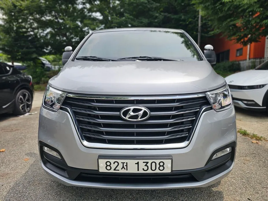 Hyundai Starex Van 3-Seater 1