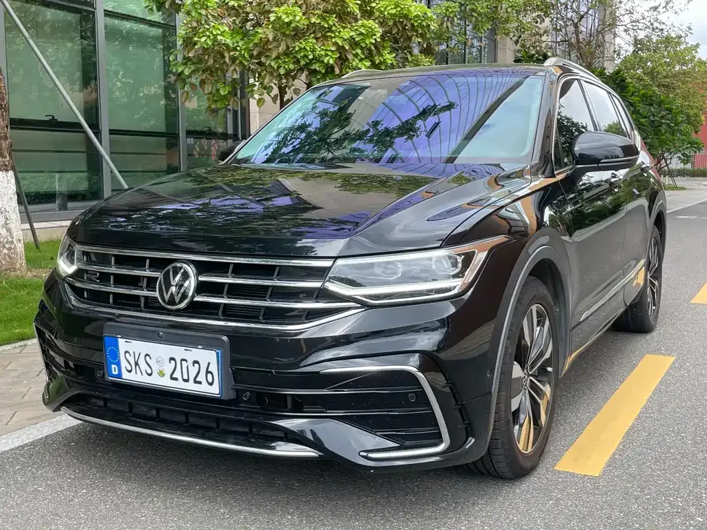 Volkswagen Tiguan L — фото 1