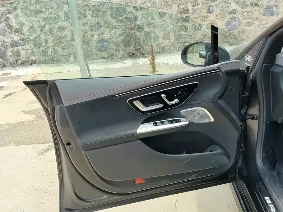 Mercedes-Benz EQE AMG — фото 3