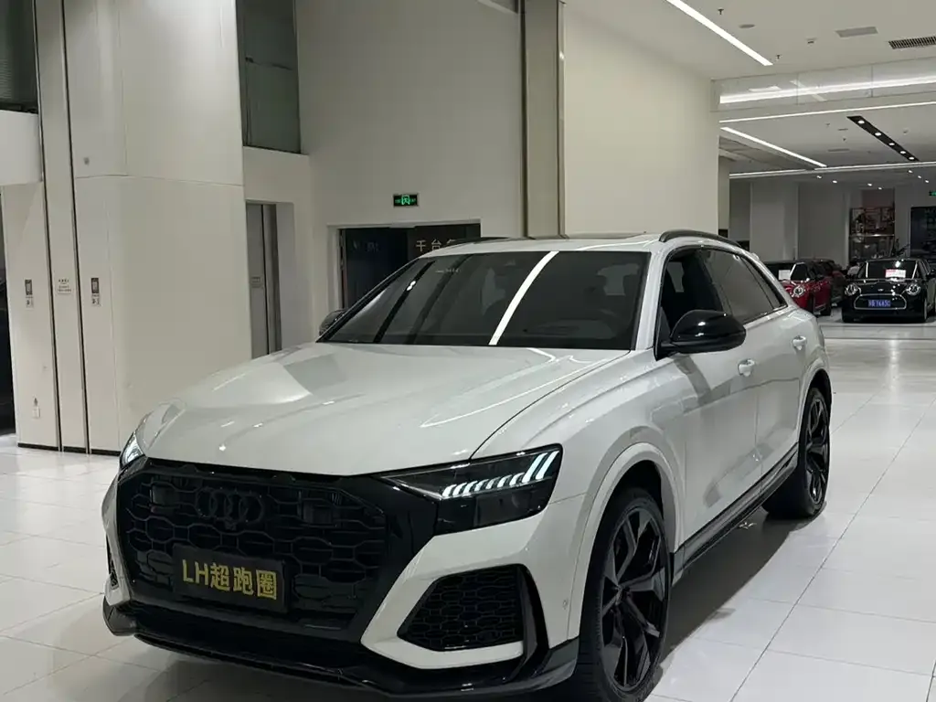 Audi RS Q8 — фото 1