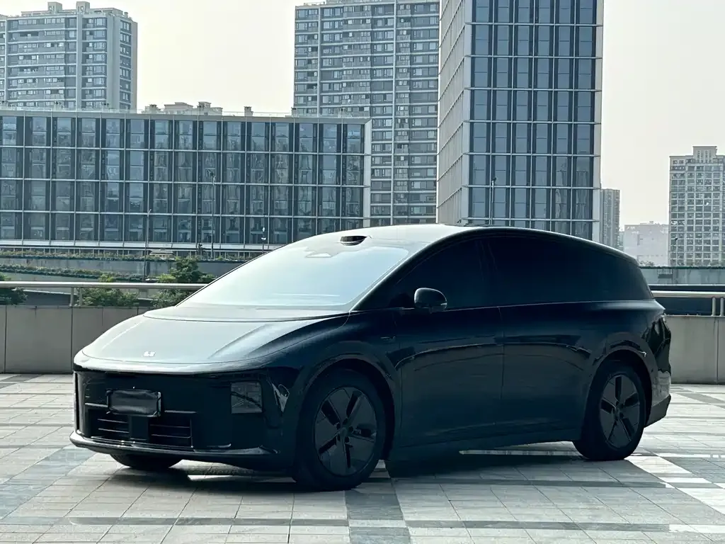 Li Auto i8 — фото 1