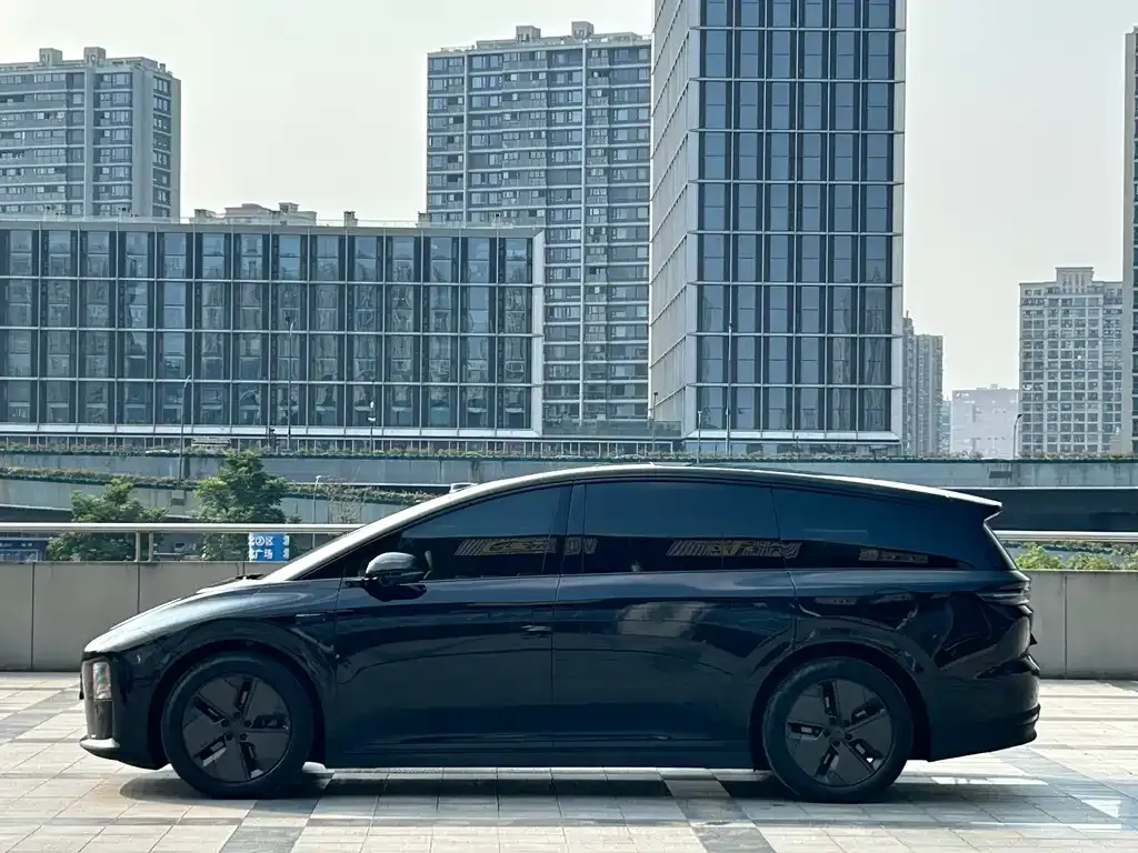 Li Auto i8 — фото 8