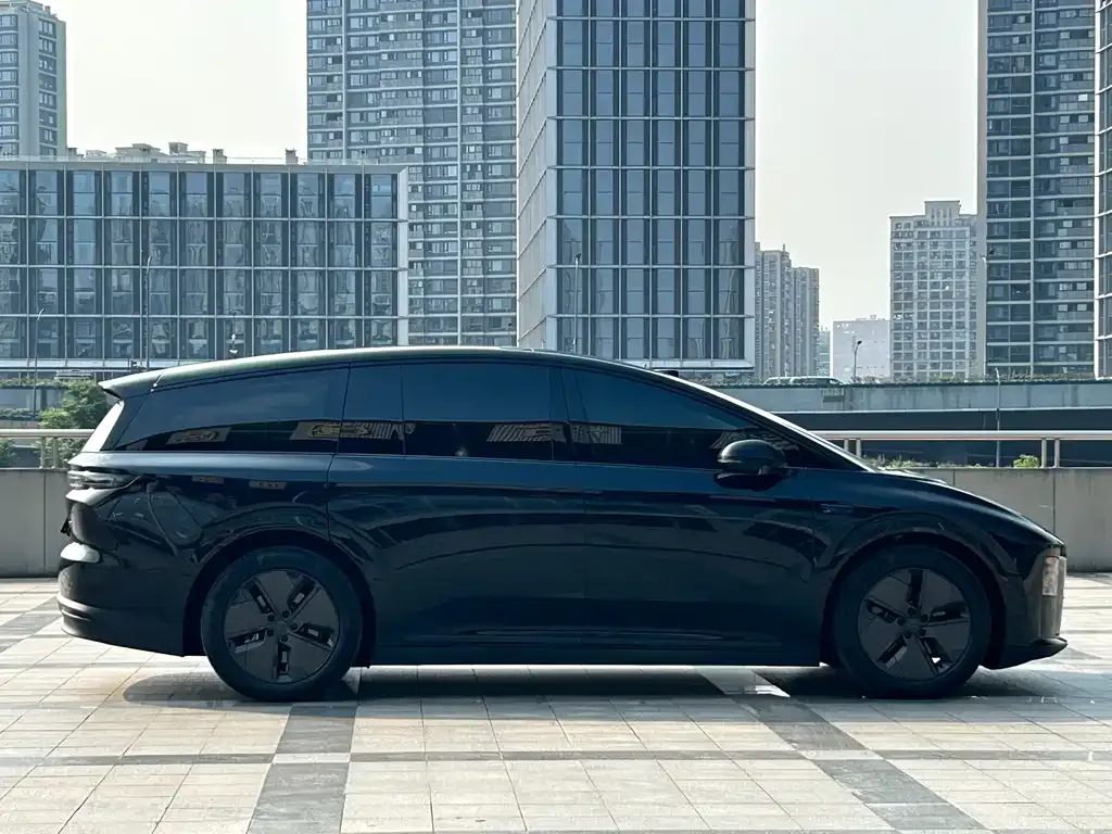 Li Auto i8 — фото 10