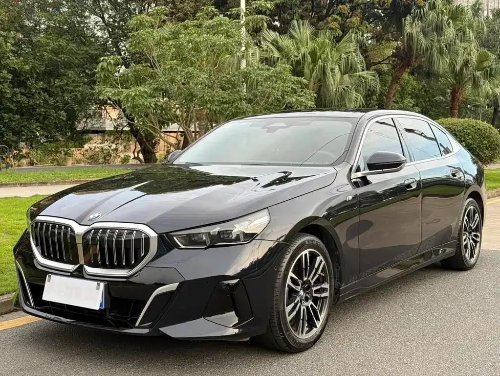 BMW 5 Series — фото 1