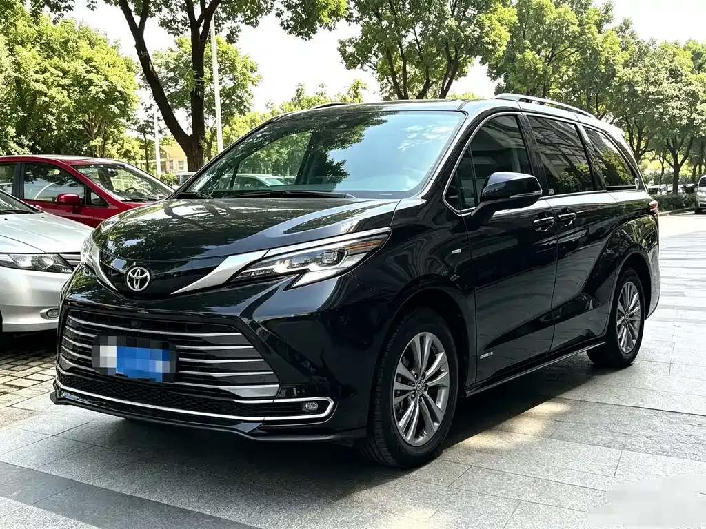 Toyota Sienna — фото 1