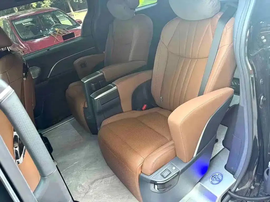 Toyota Sienna — фото 2