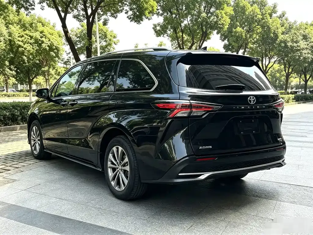 Toyota Sienna — фото 5