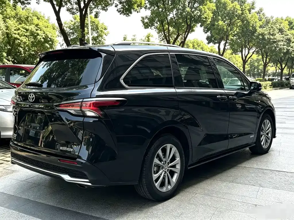 Toyota Sienna — фото 7
