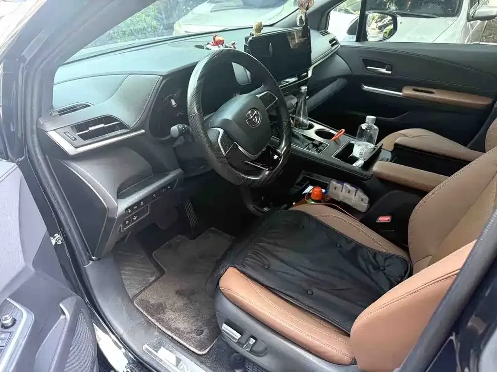 Toyota Sienna — фото 10