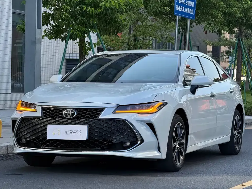 Toyota Avalon — фото 1