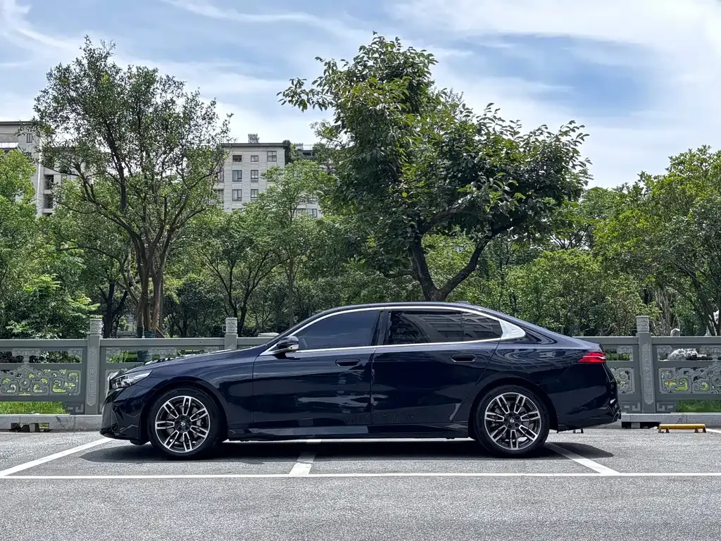 BMW 5 Series — фото 10