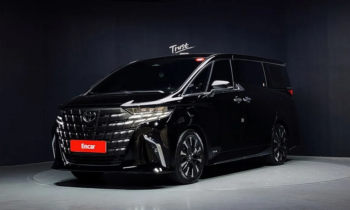 Toyota Alphard — фото 1