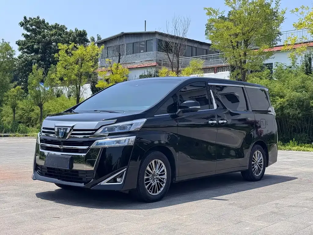 Toyota Vellfire — фото 1
