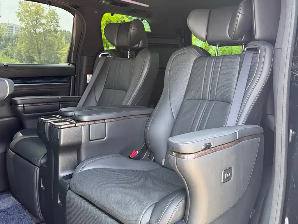 Toyota Vellfire — фото 10