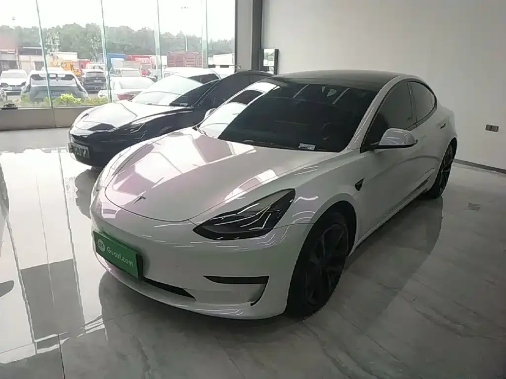 Tesla Model 3 — фото 1