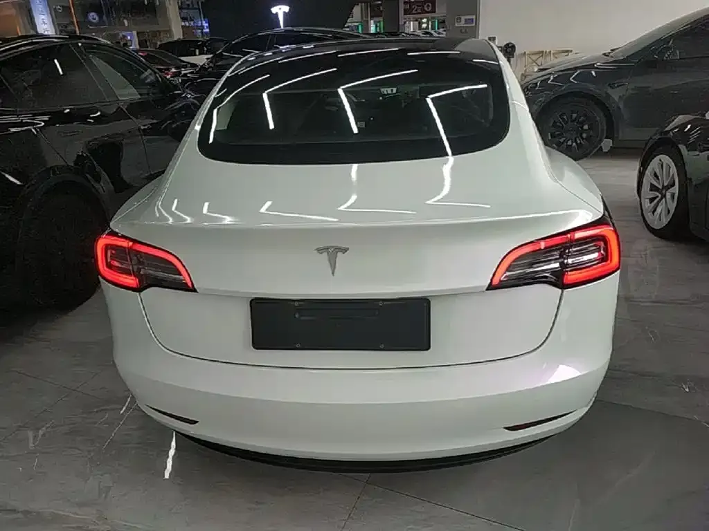 Tesla Model 3 — фото 9