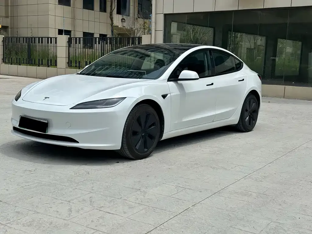 Tesla Model 3 — фото 1
