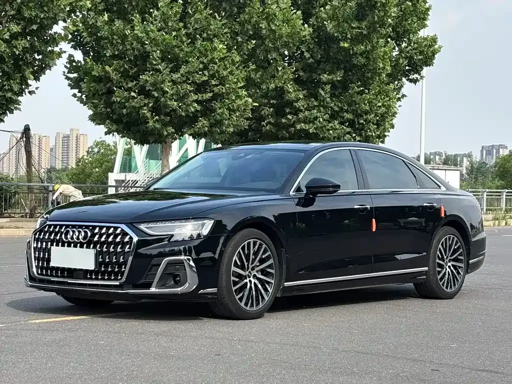Audi A8 — фото 1