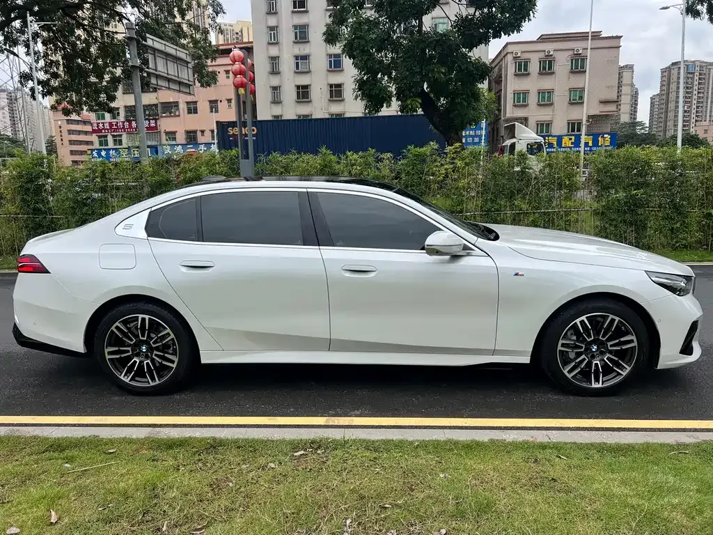 BMW 5 Series — фото 10